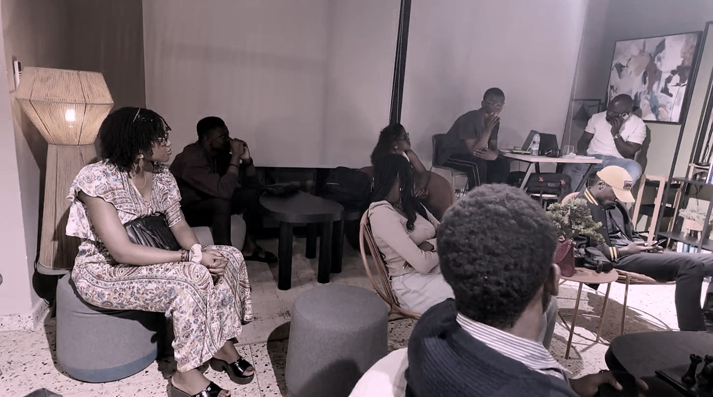 Une session Inperfect à Innovation Factory : le formateur debout, une dizaine de participants assis face à lui.